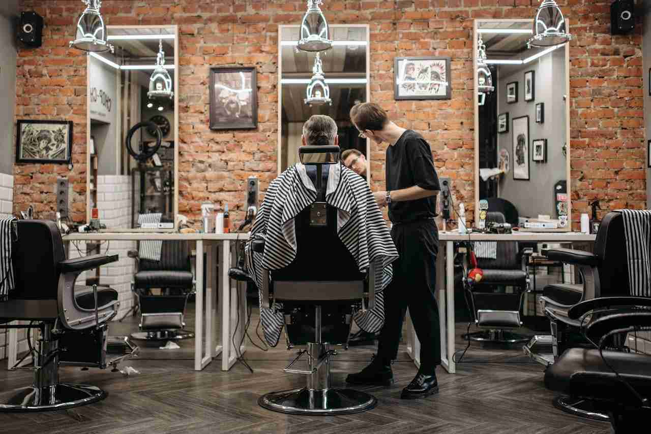 Barber styling client’s hair in a modern salon in Alcorcón
